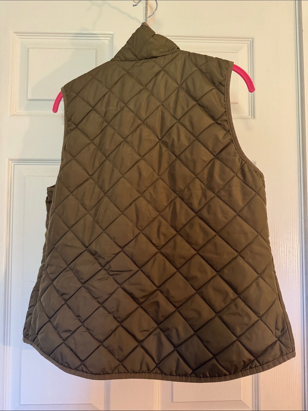 Old Navy Women’s Quilted Olive Full Zip Layering Vest - Picture 6 of 7